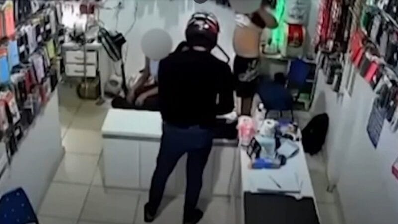 Assalto a Loja de Celulares em Marituba: Suspeito Armado Foge em Motocicleta