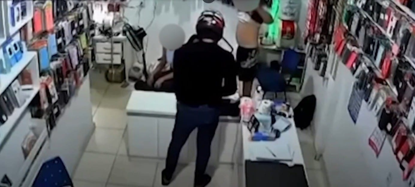 Assalto a Loja de Celulares em Marituba: Suspeito Armado Foge em Motocicleta